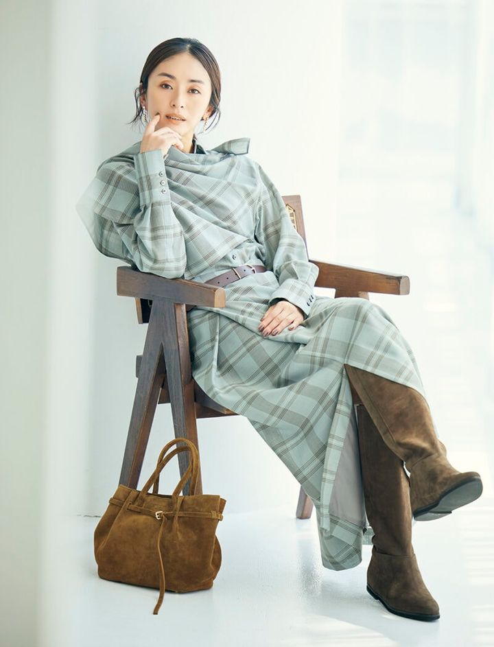 シャツ3万7400円、スカート3万1900円（ともにプルミエアロンディスモン）、ベルト1万3200円（レフィエ）、パールピアス1万1440円（ビジュアール アイ）、バッグ3万8500円（クリスチャン ヴィラ）、ブーツ6万500円（コルソローマ／すべてプルミエアロンディスモン）