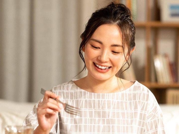 「夜に食べると太る」という話を聞いたことがある人は多いはず。“何を食べるか”だけでなく、夜の過ごし方そのものが太りやすさを大きく左右しているのです。今回は、「ありがちなNGナイトルーティン」と「太りにくい夜の習慣」を解説します。