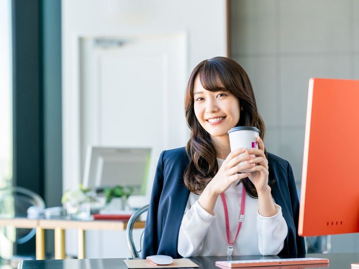 【管理栄養士が回答】仕事中、頭が働かない……。集中力が落ちてしまったときは、脳のエネルギー補給や気分転換に役立つ飲み物を試してみましょう。（※画像：amanaimages）