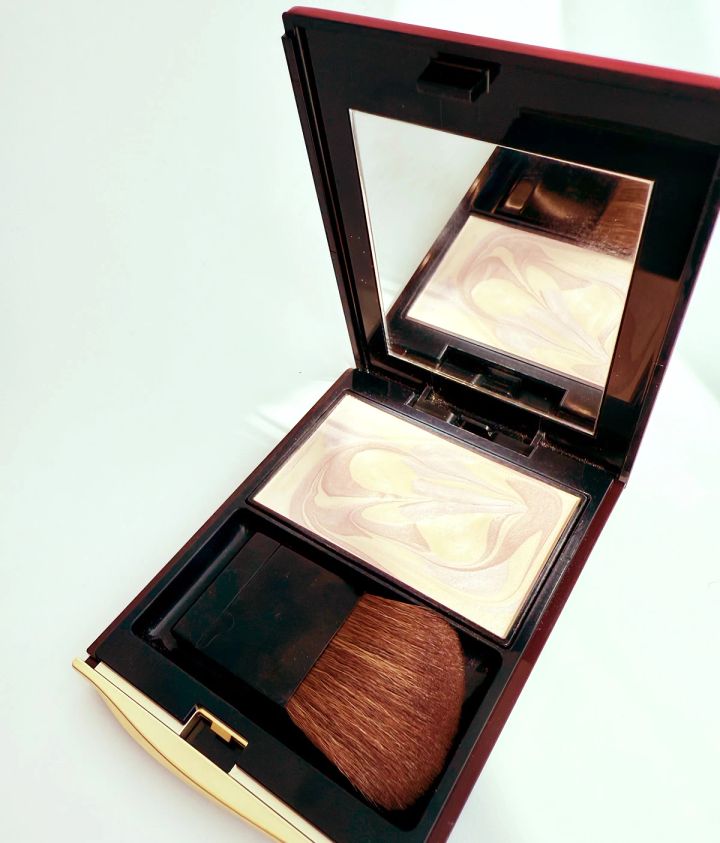 ポーチの中身 インウイ プレストパウダー 開けた状態