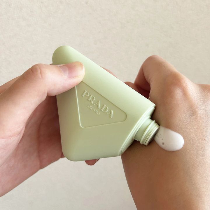 ポーチの中身 プラダビューティ ハンドクリーム