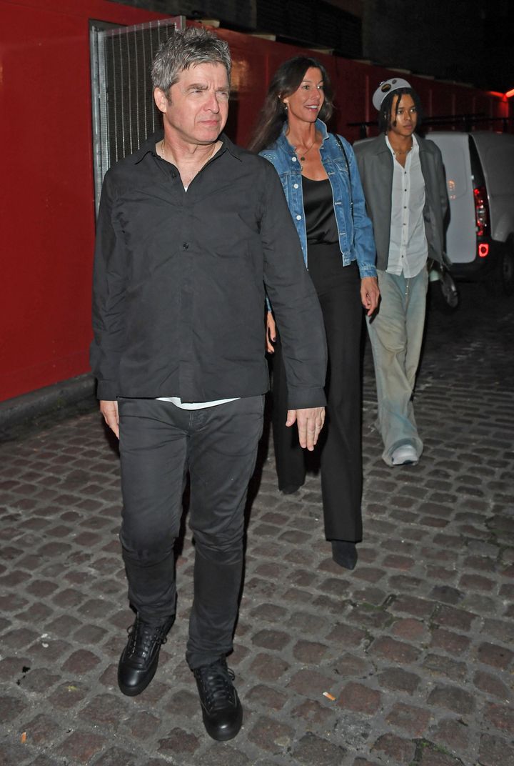 9月19日（現地時間）、英国ツアーの打ち上げパーティー会場から朝4_30に出てきた2人。