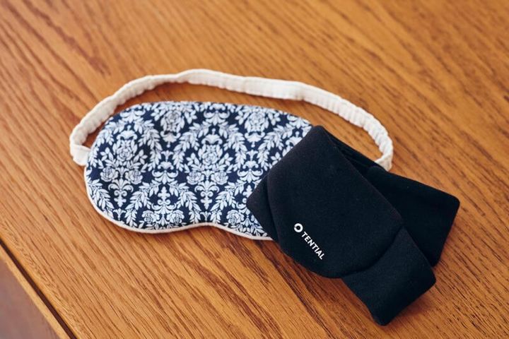 右から、疲労回復ウェア『テンシャル』のアイマスクは、鼻にワイヤー入りで光を遮断して血行も促進。いただきものの『ナナデェコール』はふわっと包まれる優しいつけ心地。