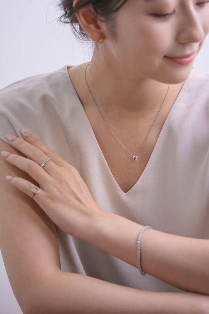 ピアス(Emerald Cut Earrings total 1.0ct)【K18】¥448,800、ネックレス(Prong Setting Necklace 1.0ct)【Pt】¥440,000、中指のリング(Half Eternity Ring 1ct)【Pt】¥249,700、小指のリング(Horseshoe Ring)【Pt】¥154,000、ブレスレット(Tennis Bracelet 5.0ct Reina）【Pt】¥1,210,000／すべてSeptember５