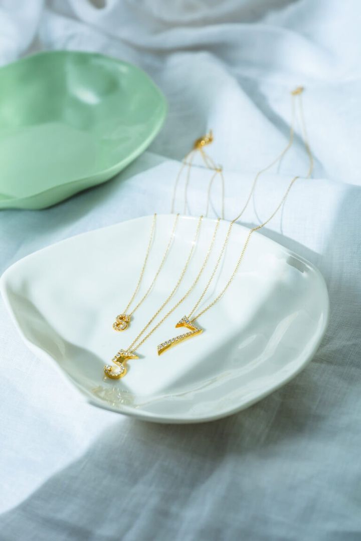 〈右から〉ネックレス(Number Necklace-7-seven)【K18】¥361,900、(Number Necklace-5-five)【K18】¥308,000、（Number Necklace-8-eight）【K18】¥215,600／すべてSeptember５
