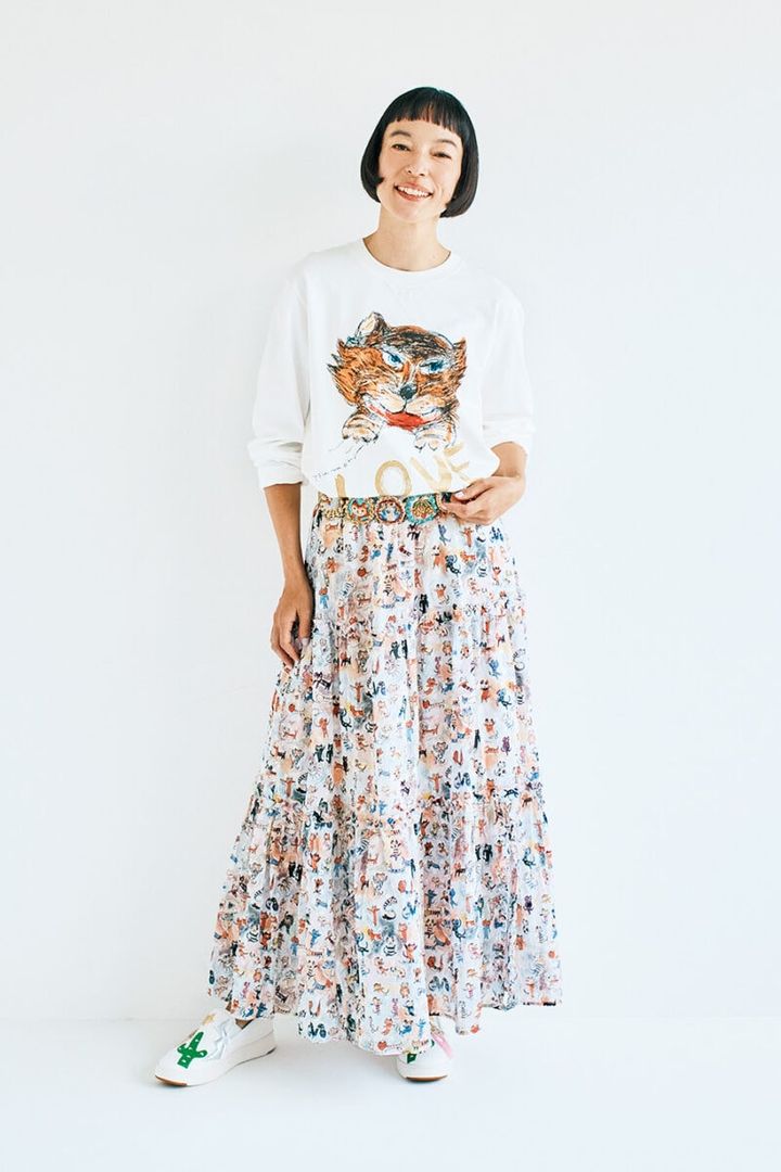 長袖Ｔシャツ¥33,000、ベルト¥73,700、スカート¥74,800、シューズ¥74,800／すべてツモリチサト（ティー・シィー）