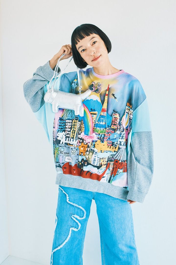 35thプルオーバー¥38, 500、35t hデニムパンツ¥60,500、35 thネコバッグ¥44,000／すべてツモリチサト（ティー・シィー）