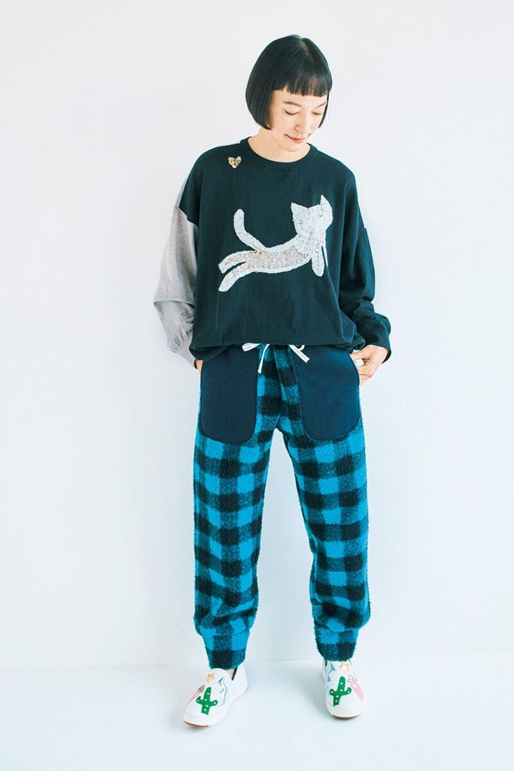 ウール混コットンニットは配色デザインがポイントの35周年記念アイテム。 スパンコールがちりばめられたネコ刺しゅうとハート型が好アクセント。起毛感のあるチェックのジョガーパンツを合わせて、秋らしいダークトーンの着こなしで。足元は白のスリッポンタイプのレザースニーカーで抜け感を。サボテンや月、星などのモチーフのパッチワークが楽しい。 35thプルオーバー¥38, 500、35t hデニムパンツ¥60,500、35 thネコバッグ¥44,000／すべてツモリチサト（ティー・シィー）35thニット¥69,300、パンツ¥42,900、シューズ［ソールの高さ3.5㎝］¥74,800／すべてツモリチサト（ティー・シィー）