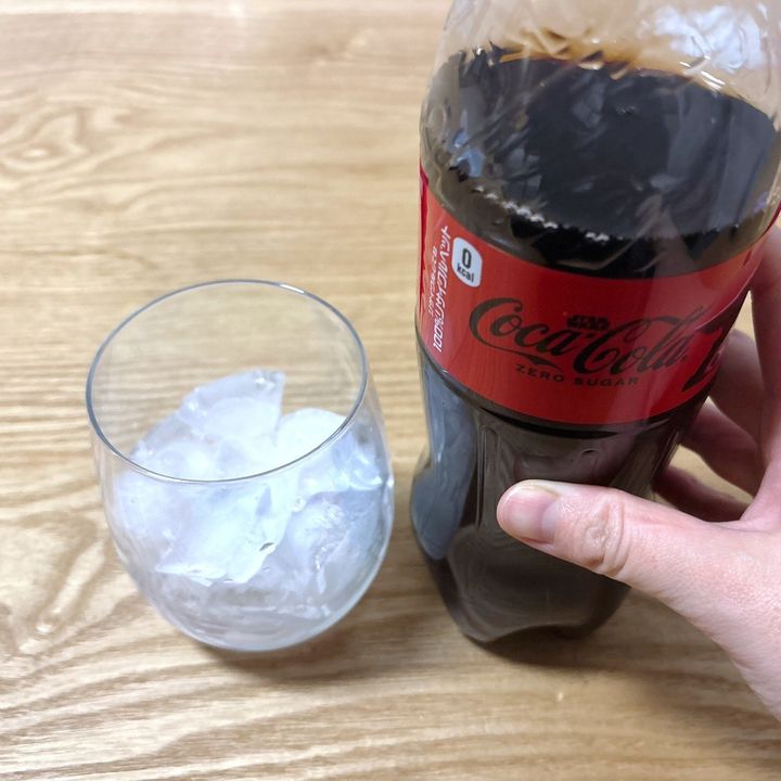 氷が入ったグラスとコーラ