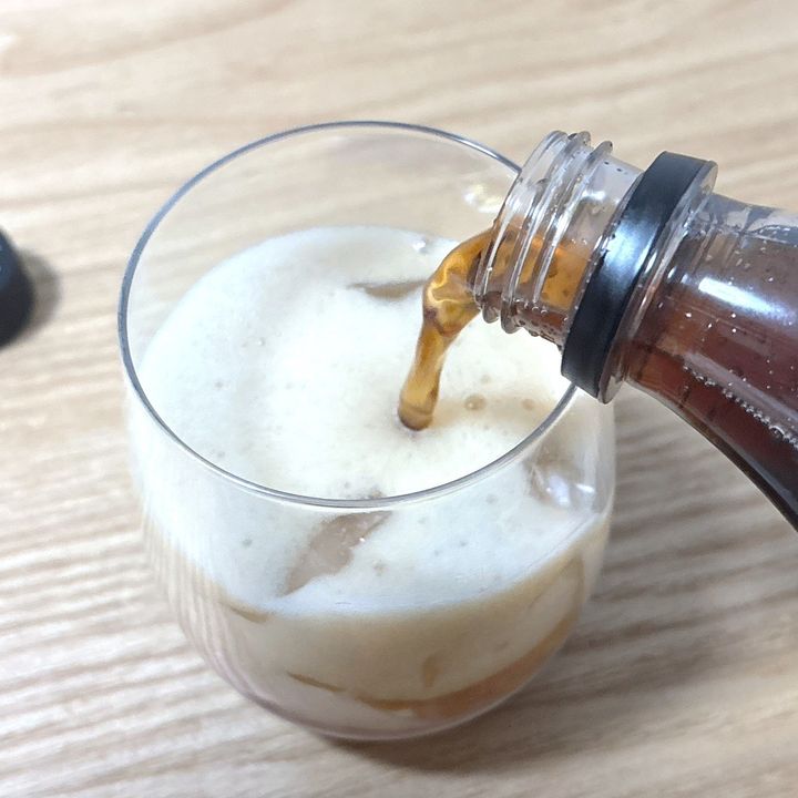 氷が入ったグラスにコーラを注ぐと炭酸が逃げる