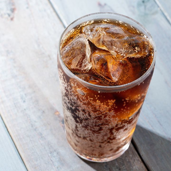 「炭酸飲料」の爽快感がなくなるかも…。やってはいけない飲み方3つ「1つ目やりがち」「秋も気を付ける」