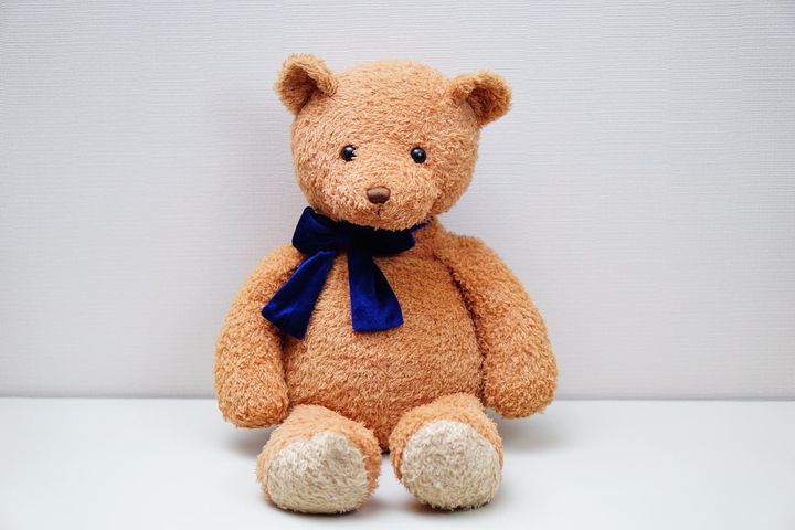 買う気がないのに、テーマパークで売られている「ぬいぐるみ」を触って汚した場合の法的責任は？（画像はイメージ）