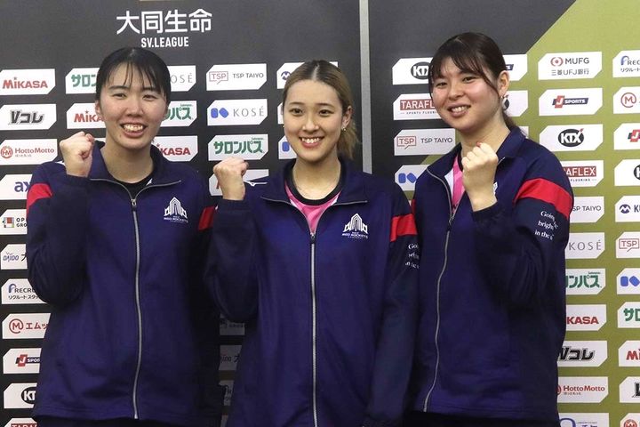 甲萌香（左から）、佐藤淑乃、山田二千華 撮影：SPREAD編集部
