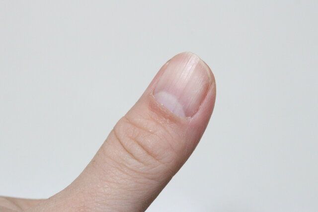 ダイソーのネイル用ワイプでネイルを拭き取る