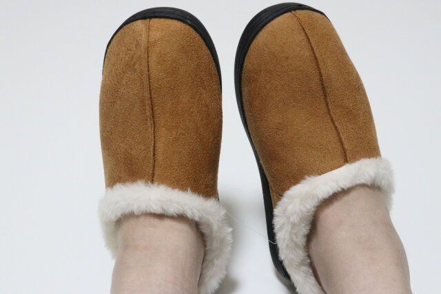 ダイソーの秋冬にピッタリな外でも履けるスリッパ（スエード）