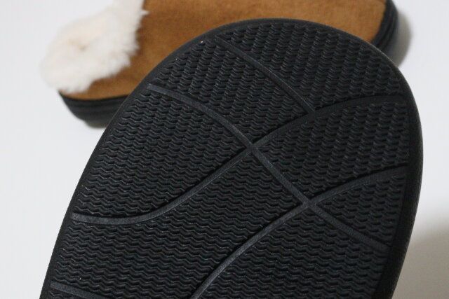 ダイソーの靴底がしっかりした外でも履けるスリッパ（スエード）