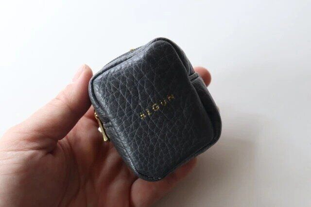 ダイソーの折りたたみエコバッグ ミニポーチ付 黒 グレーのサイズ