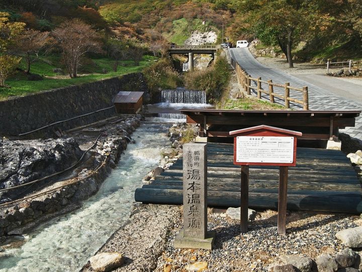 那須湯本温泉は、那須高原温泉郷の中心に位置し、開湯1300年以上の歴史を持つ那須最古の湯。那須連山の山腹に湧く硫黄泉の白濁したにごり湯と、その効能の高さが最大の魅力です。