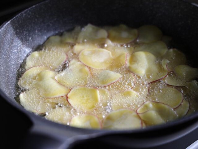 フライパンに深さ1㎝程になるくらいの揚げ油を入れ、160度に温めて③を入れる。