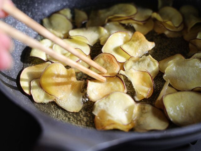 時々上下を返してパリパリになるまで揚げ、バットなどに上げて油を切る。