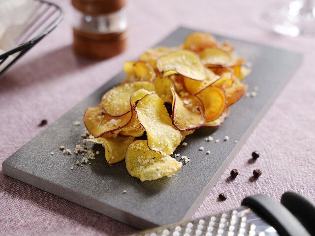 ペッパーチーズとバターシナモンシュガーのさつまいもチップス