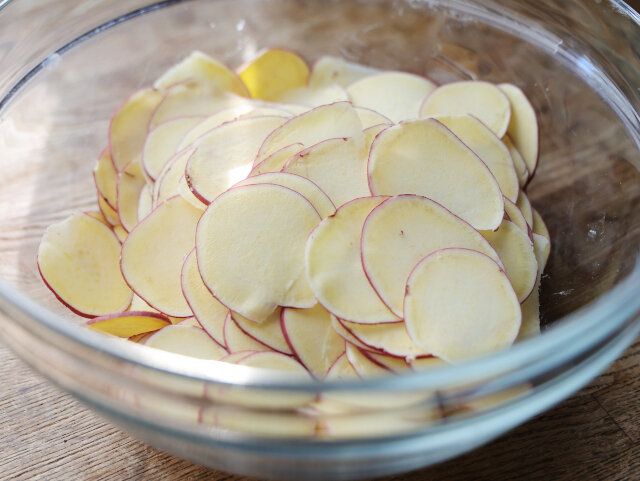 さつまいもは、スライサーで1～2mmの薄切りにする。