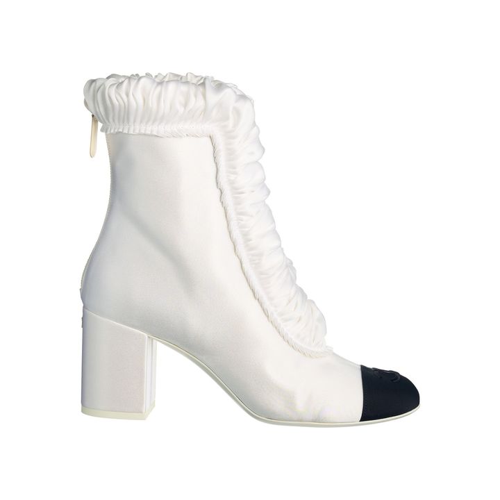 ブーツ ヒール7.5cm ￥298,100（予定価格）／CHANEL（シャネル カスタマー ケア センター）