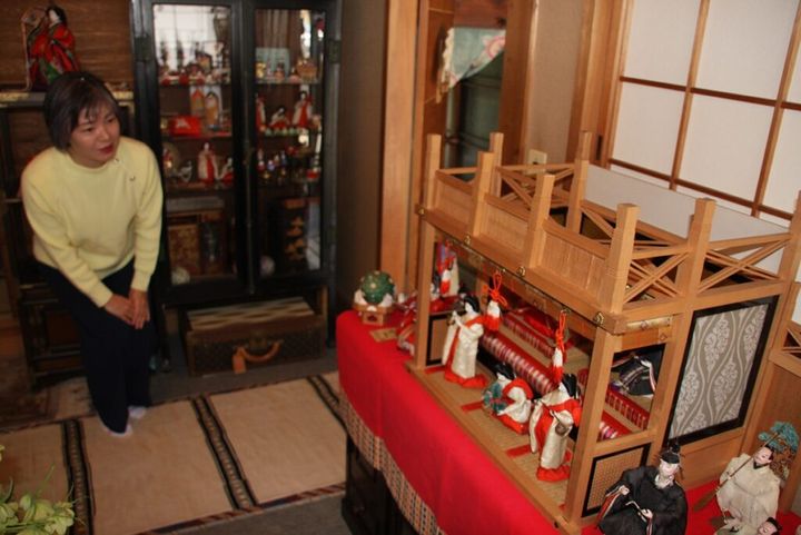 日本の伝統工芸品を取り扱うECサイトなどを運営している水源郷（京都府京都市）。その公式ユーチューブチャンネルで1000年以上の伝統を誇る日本のひな人形の制作過程が公開され、海外から大きな反響を呼びました。