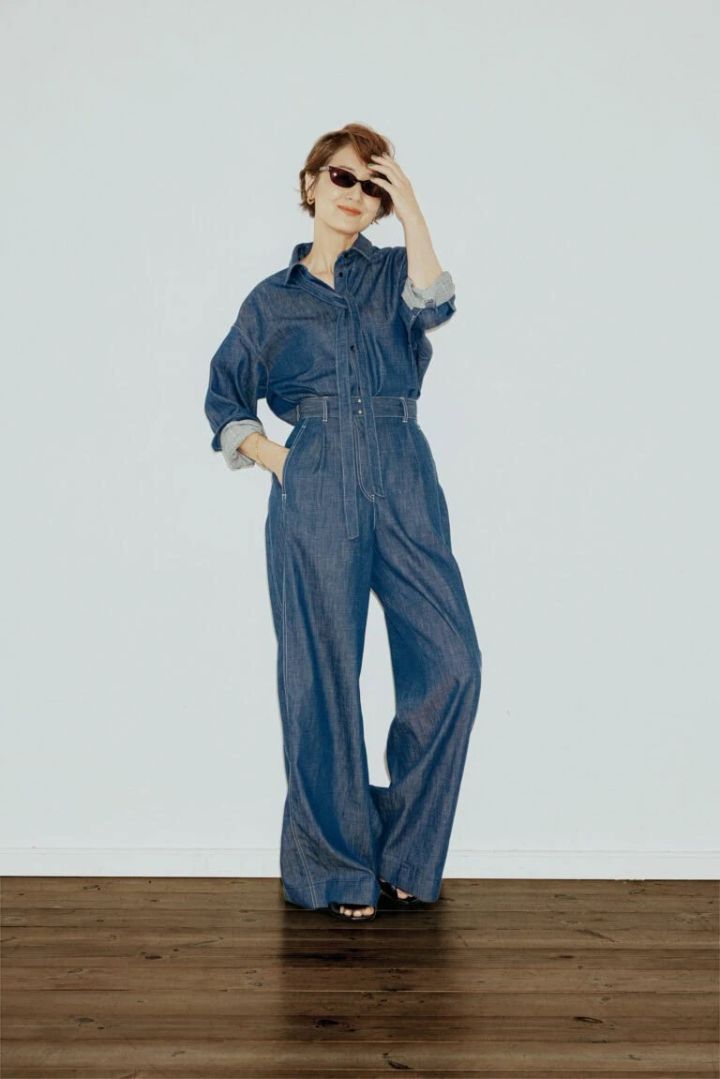 サングラス¥50,600／ディーエムワイ ステュディオス（アイシンク シブヤパルコ）、デニムシャツ¥45,100、パンツ¥47,300／ともにエブール（リトルリーグ インク）、ピアス¥50,600、ブレスレット¥61,000／ともにトムウッド（トムウッド 青山店）、靴¥127,600／ピエール アルディ（ピエール アルディ 東京）