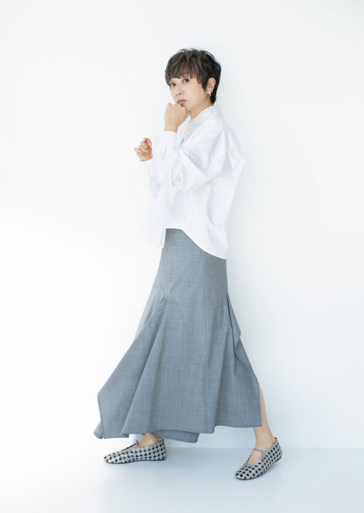 ブラウス¥181,500、スカート¥176,000／ともにファビアナ フィリッピ（コロネット）、靴¥144,100／ピエール アルディ（ピエール アルディ東京）、ピアス¥427,900／TASAKI