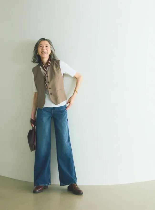 デニム¥16,000、カットソー¥7,500／ともにバナナ・リパブリック、ベスト¥53,900／エブール（リトルリーグ インク）、スカーフ¥16,500／マニプリ、バッグ¥42,900／オルセット（オルサ）、イヤリング¥11,000／アビステ、ブレスレット¥34,980／ソコ（ズットホリック）、靴¥26,400／ヒミコ