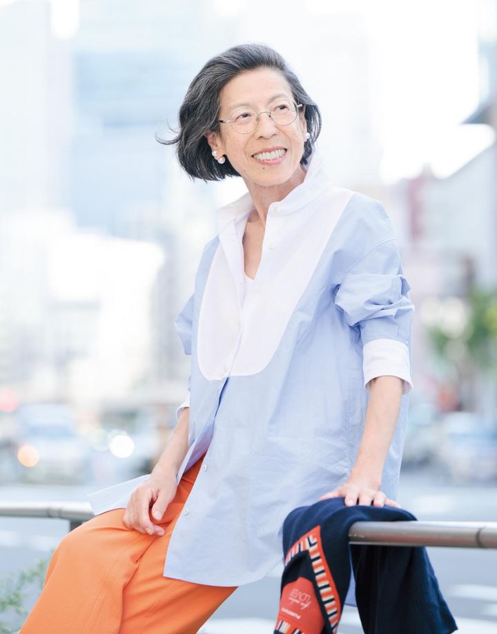 ブルーやグリーンとの相性のよさも魅力。シャツ、パンツともJUNKO SHIMADAのもの。