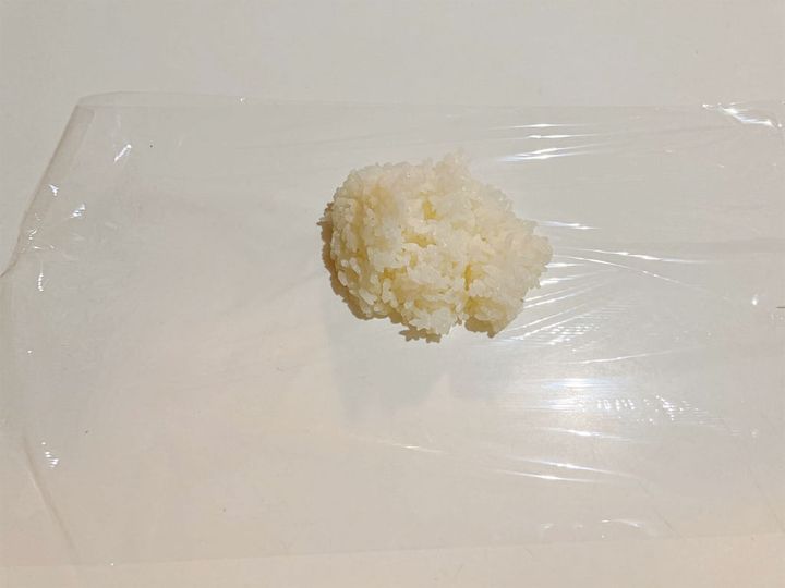 ラップにご飯をのせる