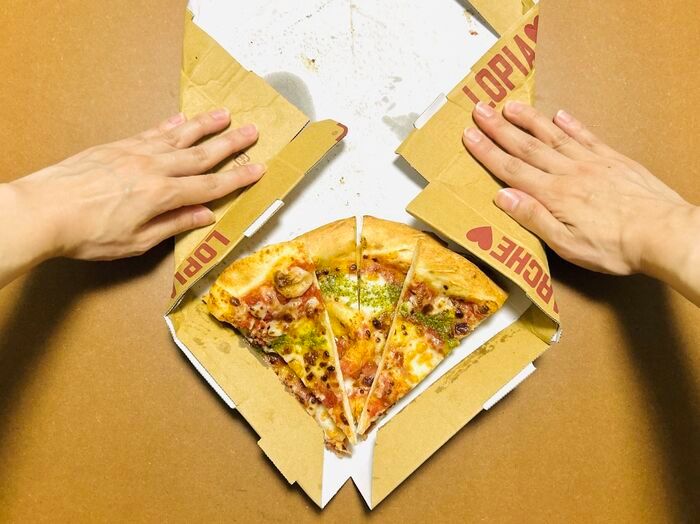 ピザの大箱、折ってみたら…冷蔵庫にそのまま入る〈ピザ用小箱〉が便利すぎる！