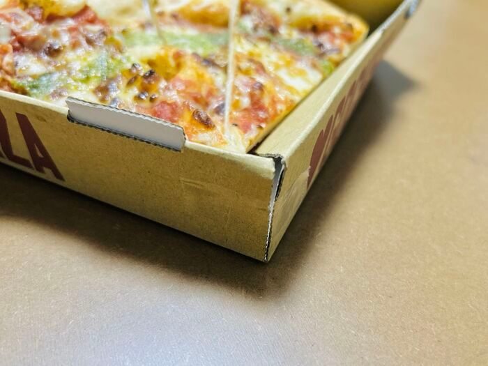 ピザの大箱、折ってみたら…冷蔵庫にそのまま入る〈ピザ用小箱〉が便利すぎる！