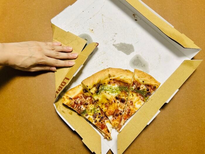 ピザの大箱、折ってみたら…冷蔵庫にそのまま入る〈ピザ用小箱〉が便利すぎる！