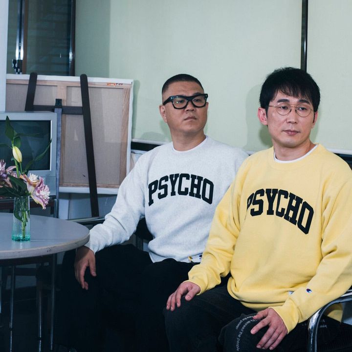 今回のビジュアルには、お笑いコンビのシソンヌを起用。独自の世界観とユーモアで、UNDERCOVER ×Championのコラボレーションが持つ新しい魅力を表現した。