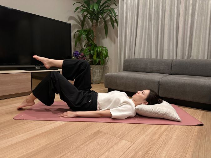 息を吸って、吐きながら片足のつま先を床に近づけるようにゆっくり下ろす。この時、膝の角度は90度に保ち、足全体を動かす。