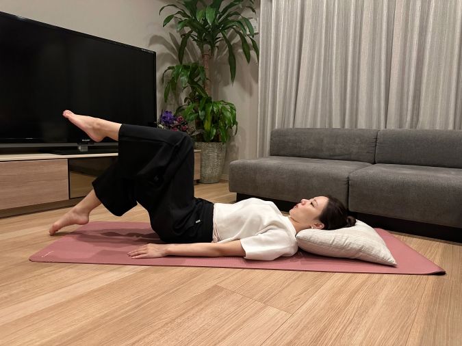 息を吸って元に戻し、反対側も同様に行う。