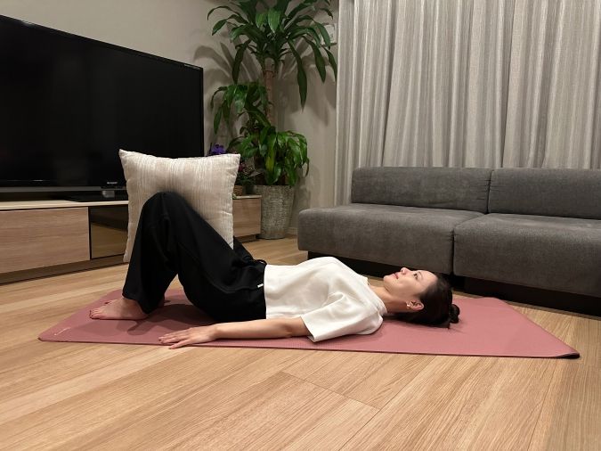 鼻から息を吸ってお腹をふくらませ、口からゆっくり息を吐きながらお腹をぺたんこにする。（ドローイン）