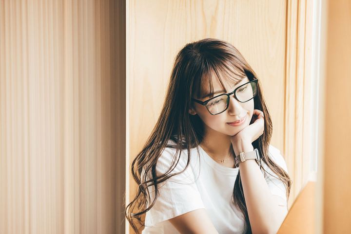SNSで話題の「眼鏡美人」その魅力の正体とは？※画像はイメージです！
