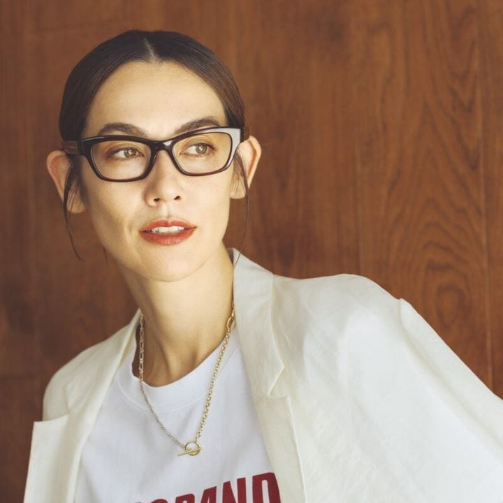 眼鏡5万8410円（ケイト×オリバーピープルズ／ルックスオティカジャパン カスタマーサービス） ジャケット3万1900円（サロン アダム エ ロペ） Tシャツ9900円（アルページュストーリー／アルページュ プレスルーム） ネックレス5万2800円（リューク）