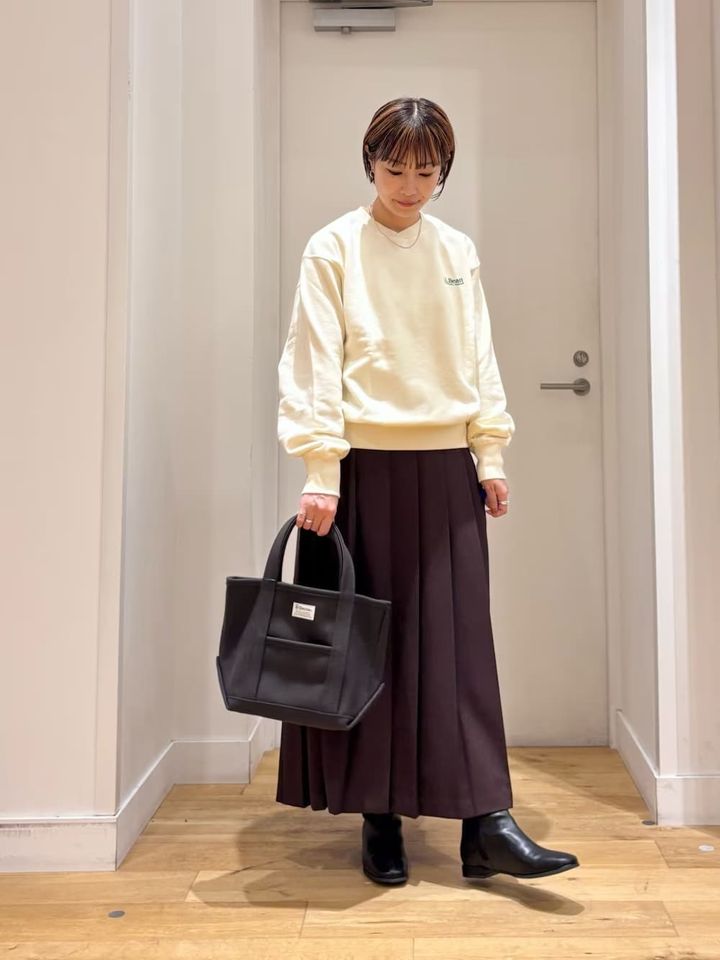 幅の広いプリーツが今っぽさのポイント 出典：WEAR