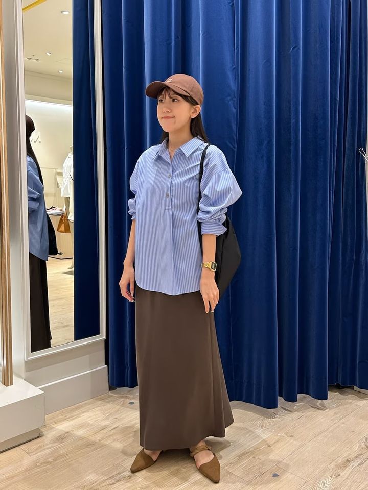 細身のシルエットと光沢感できれい見えするサテンスカート 出典：WEAR