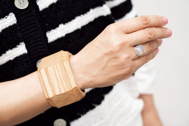 「ハグオーワー」25周年記念のバングル