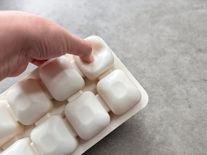 シリコーン素材なのでカチカチに凍っているものも簡単に取り出せる