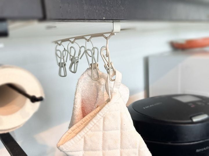 「吊り戸棚下収納ピンチ」税込330円