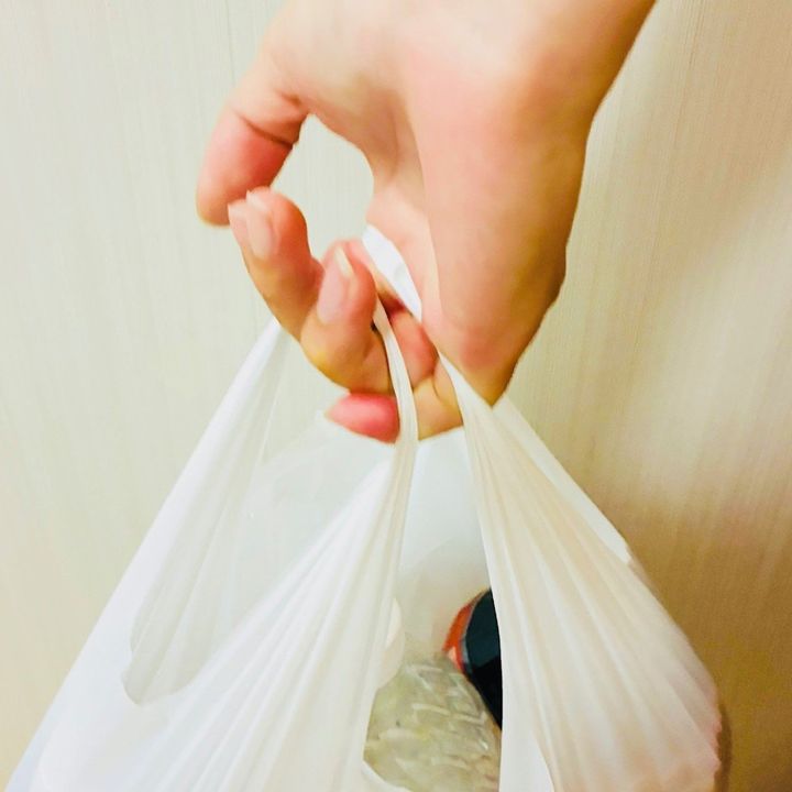 重くても手に食い込まない「ビニールのレジ袋」の目からウロコの持ち方「意外過ぎる」「4枚使うんだ」