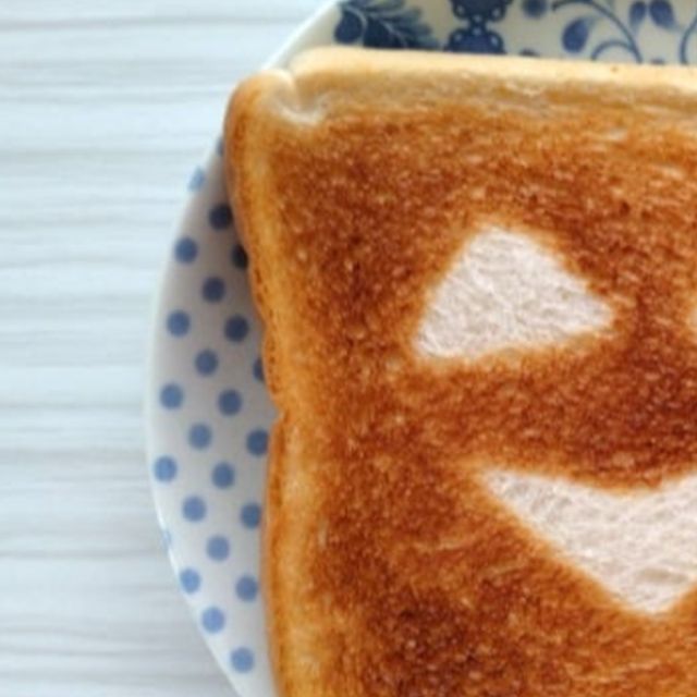 焼き上がったパンに思わずほっこり（笑）「お化けのトースト」の作り方「ハロウィンに」「表情変えられる」