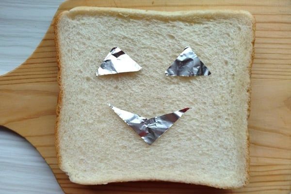 食パンにアルミホイルをのせる